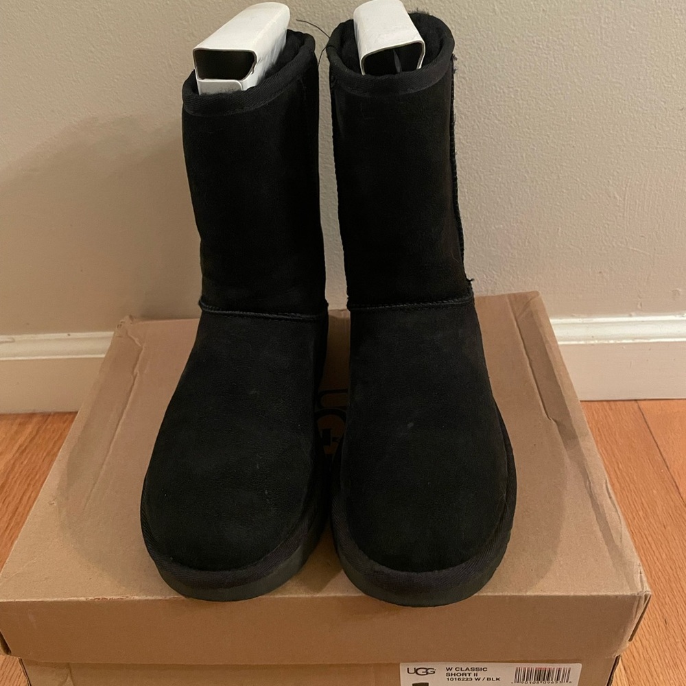 UGG Classic Short II in Black Size 6